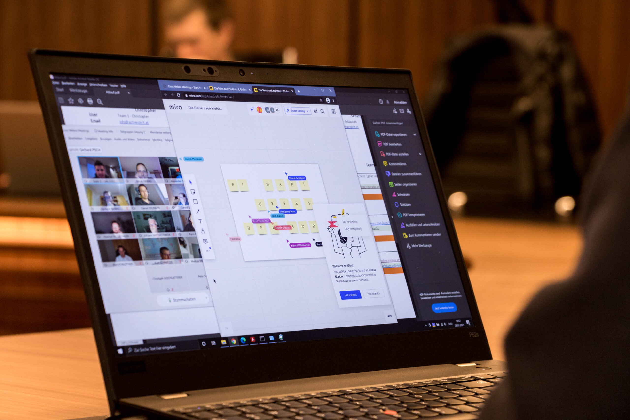 Laptop képernyője színes tartalommal.