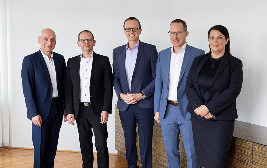 Az RSG ügyvezetése Hermann Sikorával, aki visszavonul az ügyvezetésből, valamint Edith Mairhofer-Ederrel, aki 2026.01.01-jétől az ügyvezetés tagja lesz.